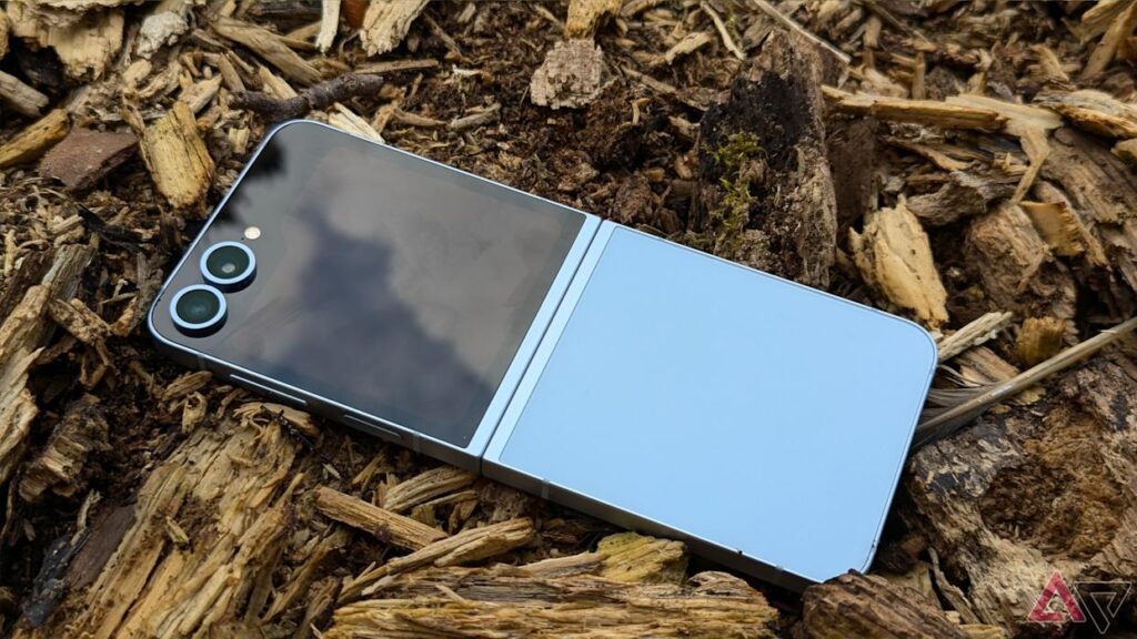 iPhone 17 vs Samsung Galaxy Z Flip 6 – Which One Should You Buy?